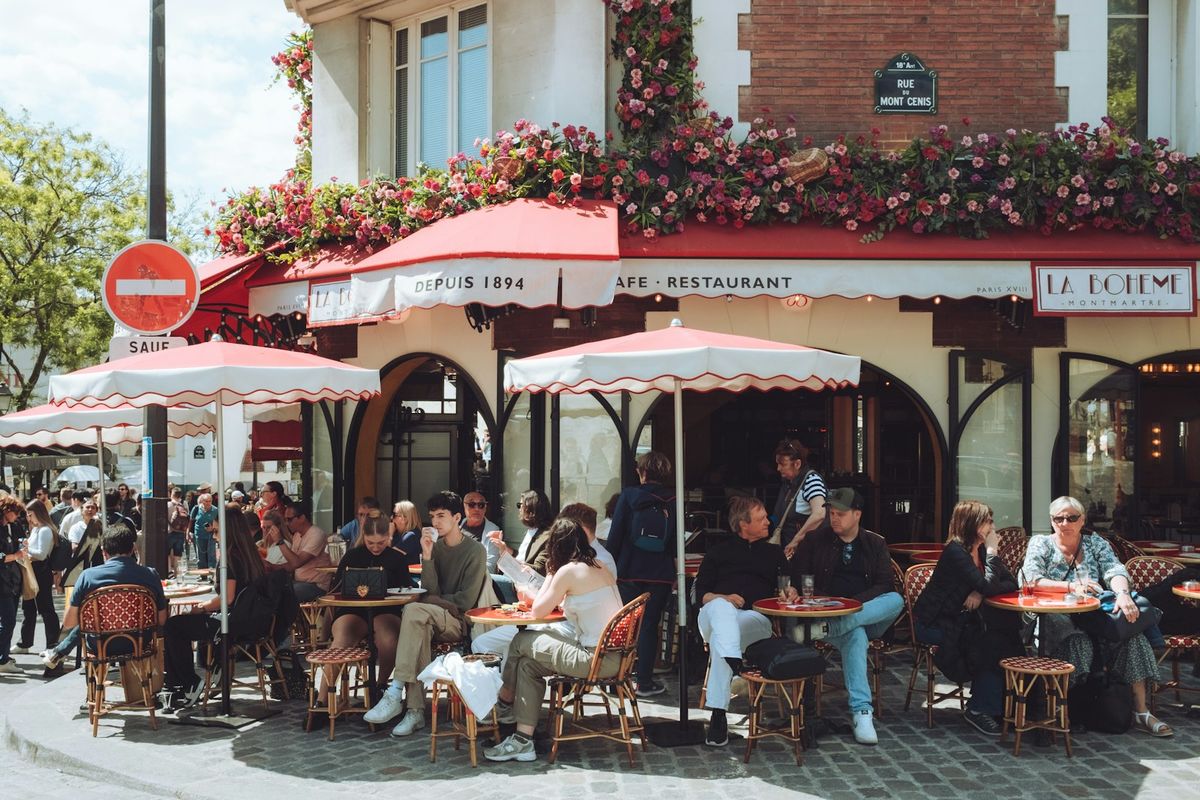 Gjester ved uteservering på en parisisk restaurant