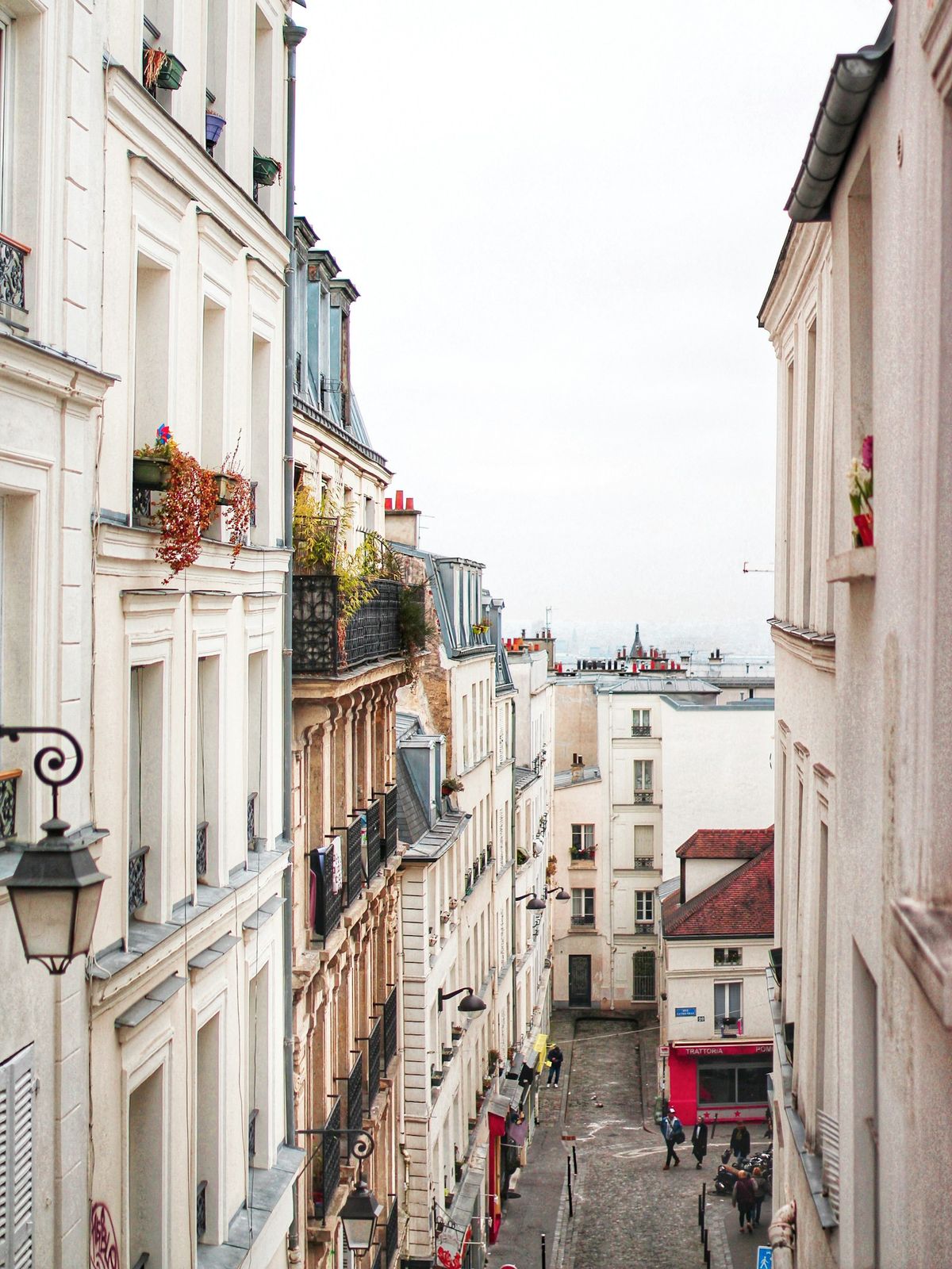 Klassiske parisiske bygninger med balkonger