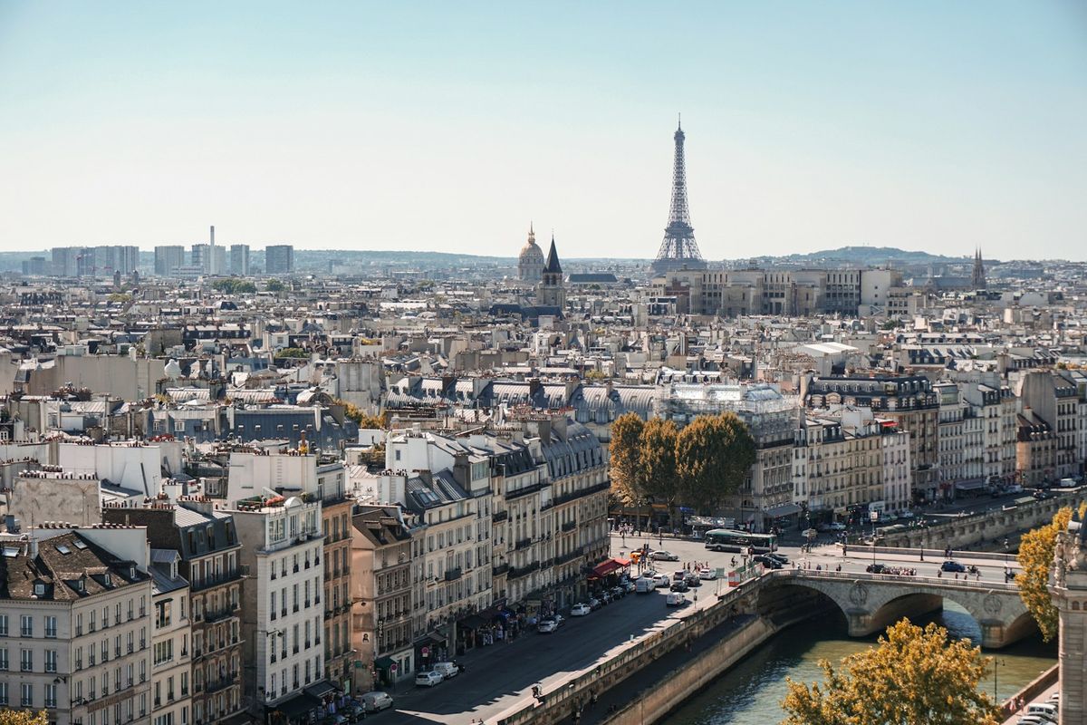 Paris by med utsikt over hustakene