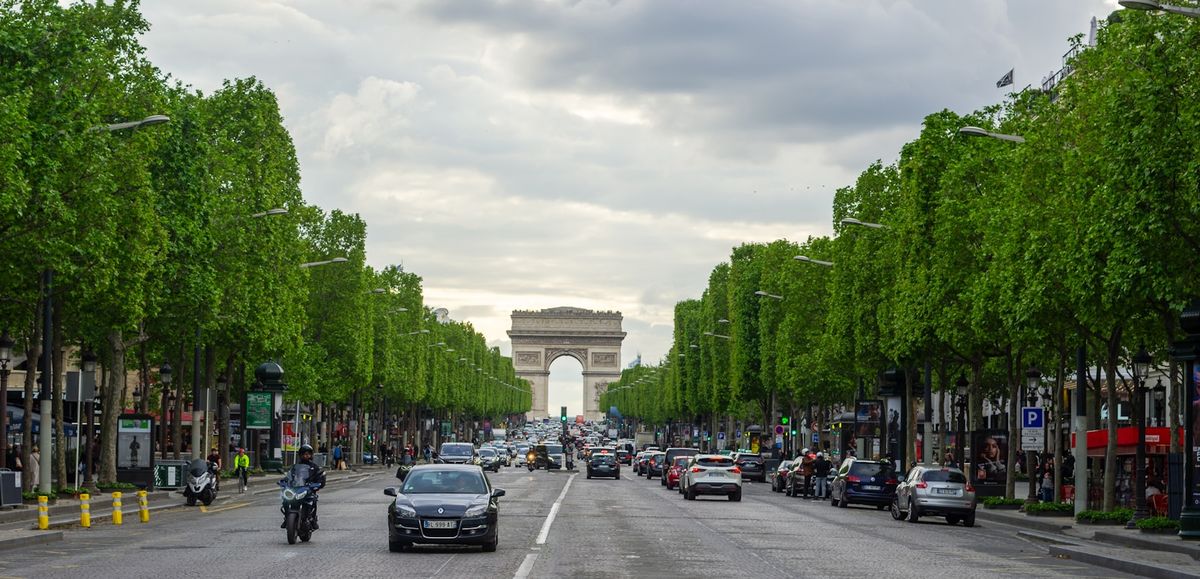 Parisisk gate med Eiffeltårnet i bakgrunnen