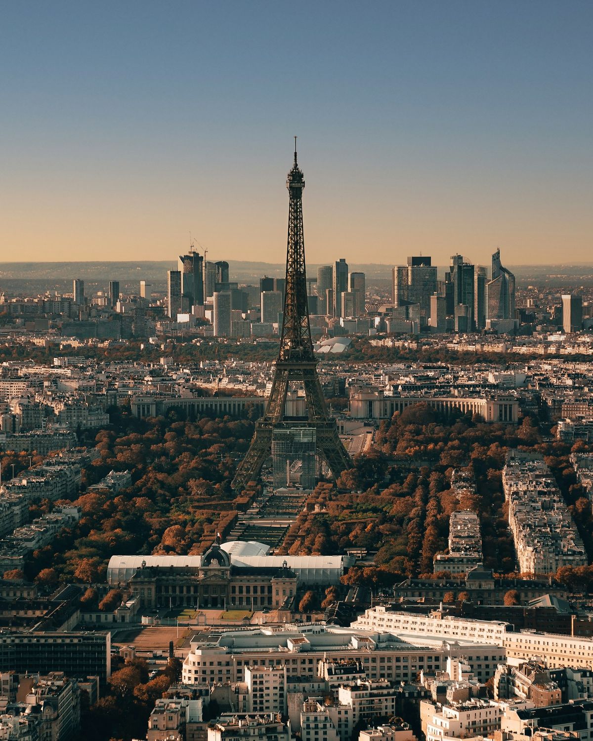 Eiffeltårnet rager over Paris