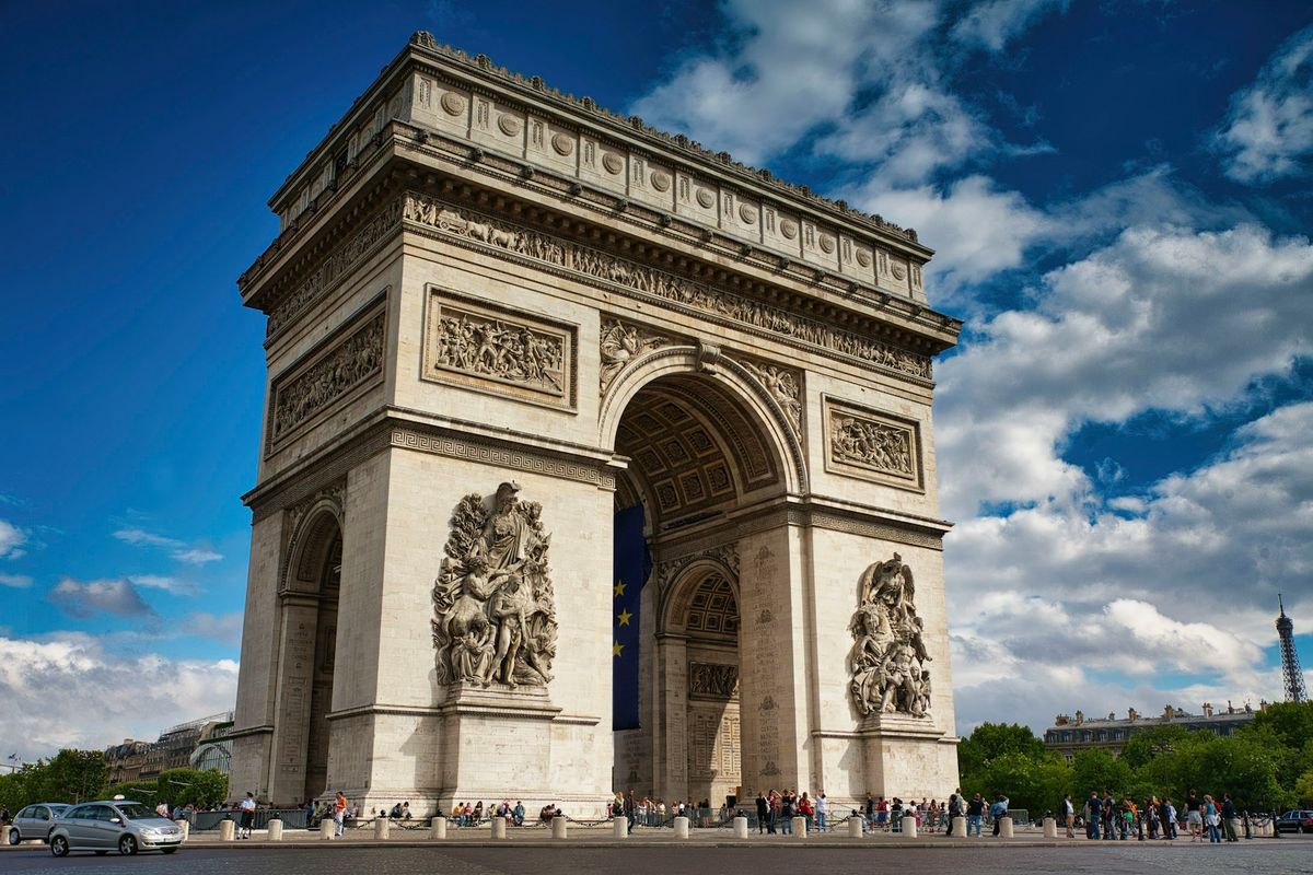 Triumfbuen mot blå himmel i Paris