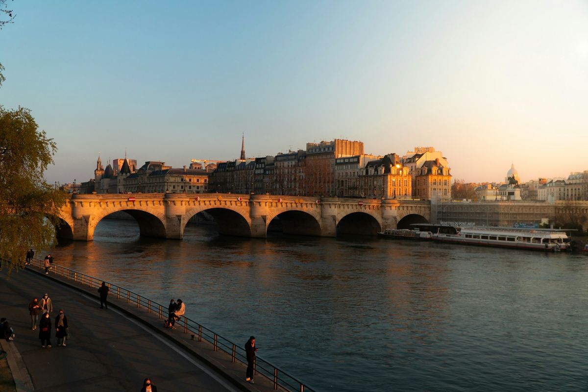 Bro over Seinen i Paris
