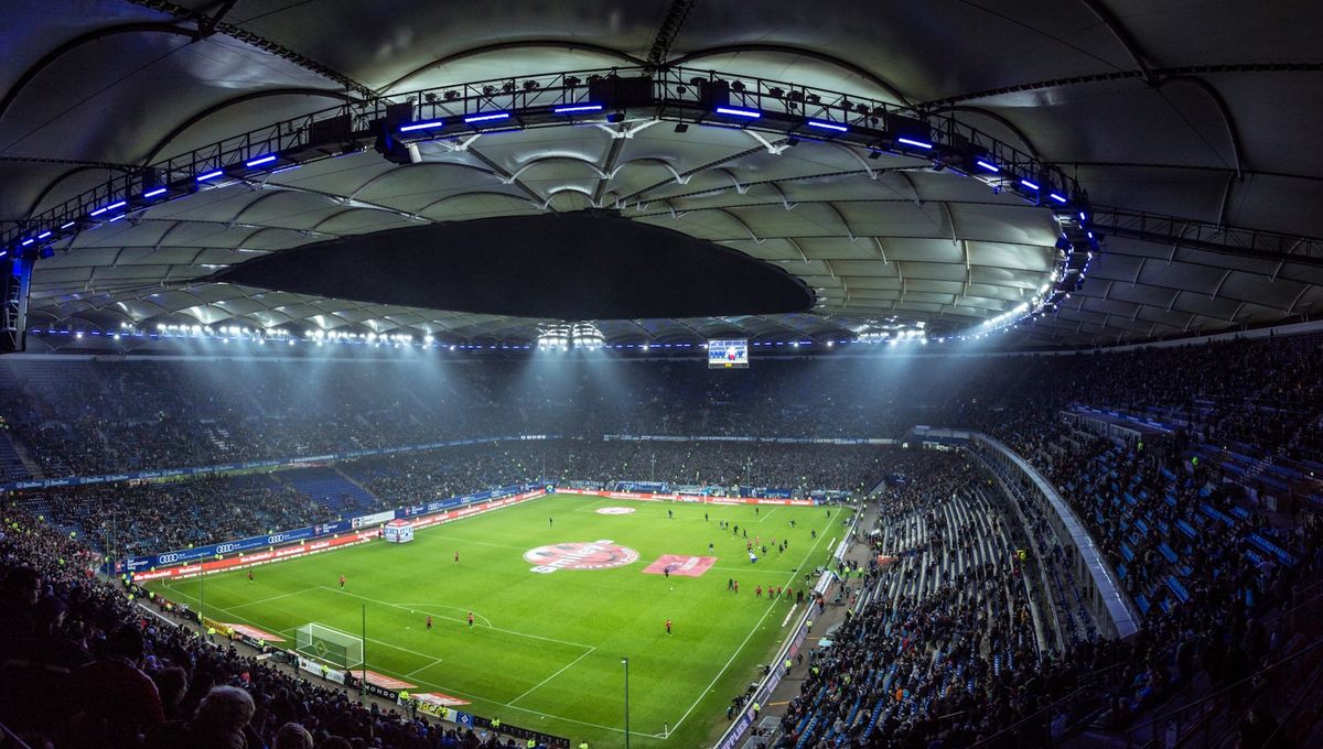 Fotballstadion med tribuner under en kamp