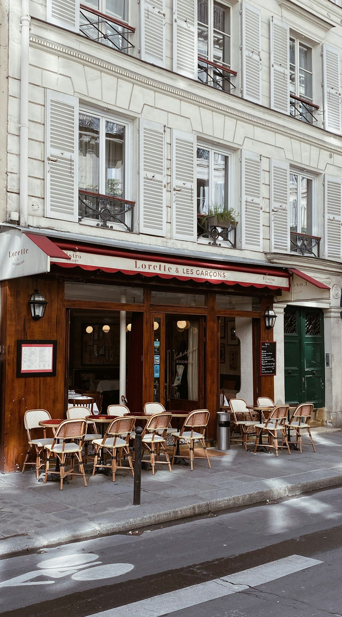 Gatehjørne i Paris med bord og stoler