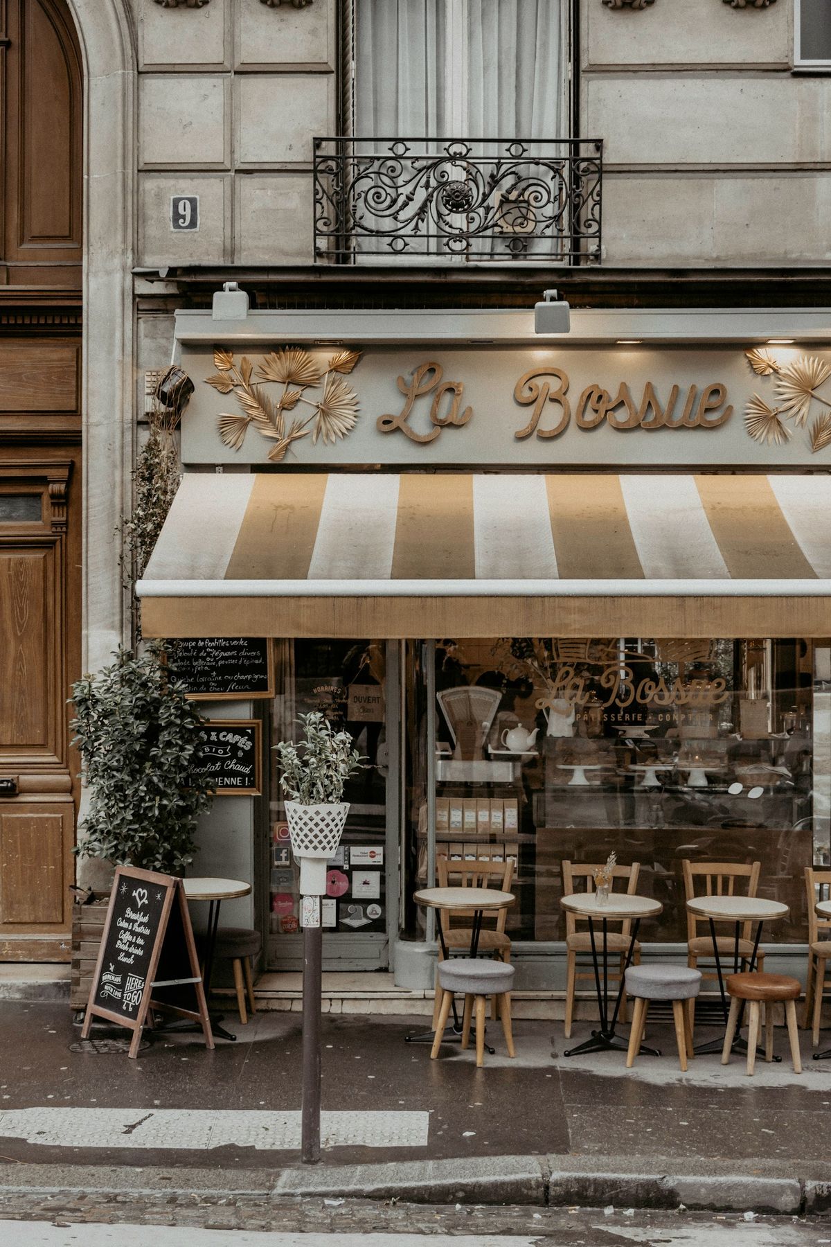 Bord på en parisisk kafé