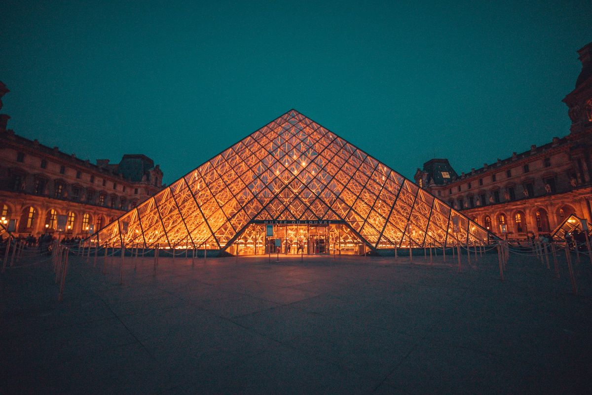 Louvre opplyst om kvelden