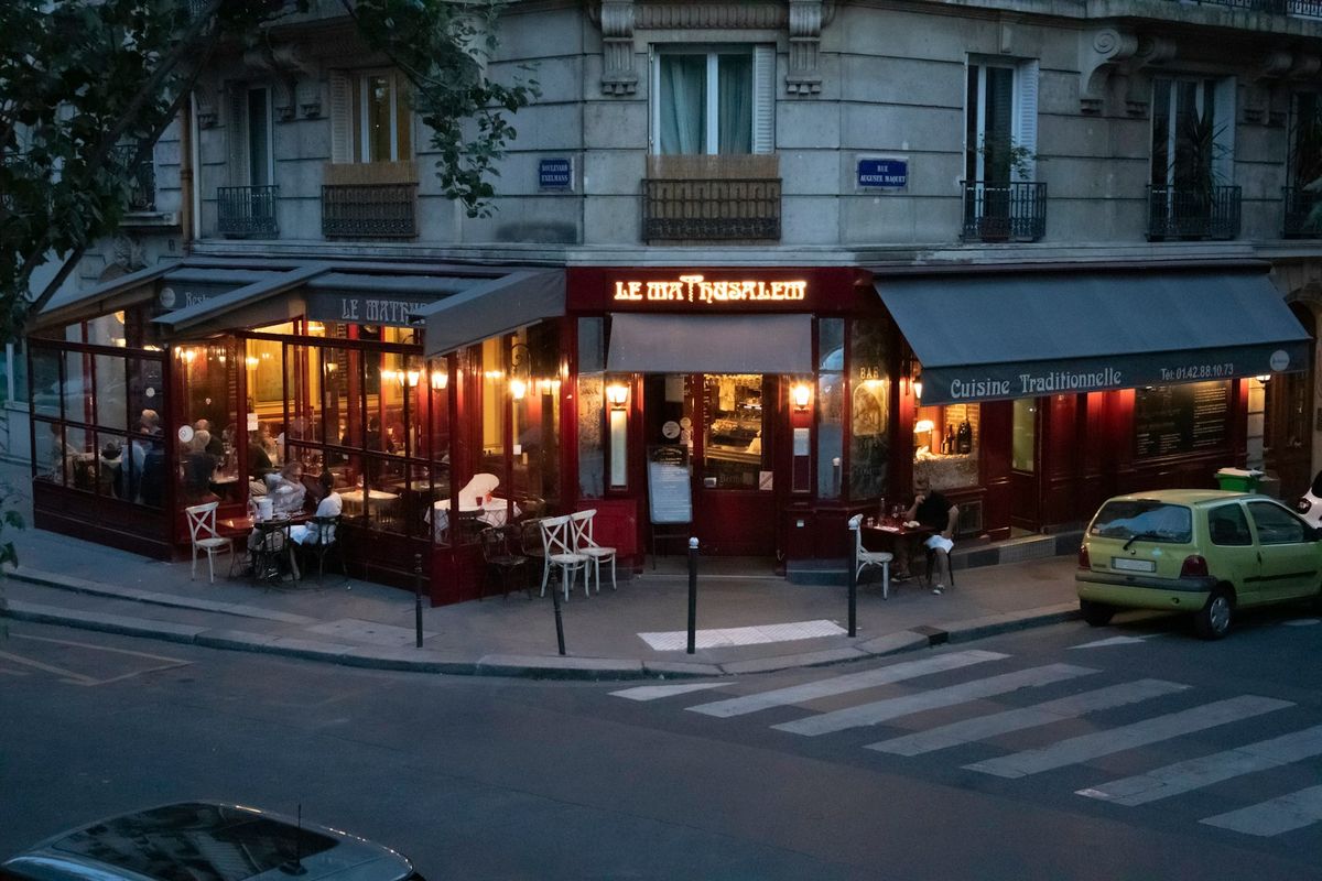 Folk i en parisisk handlegate