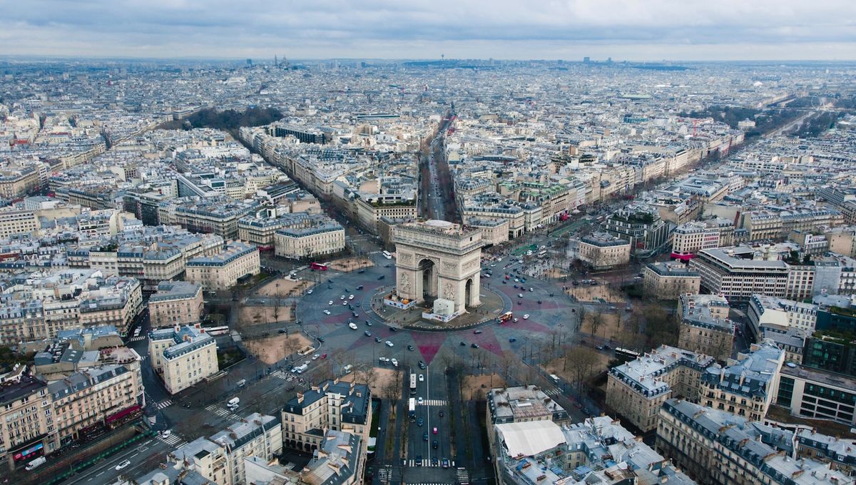 Champs-Élysées og Triumfbuen sett ovenfra