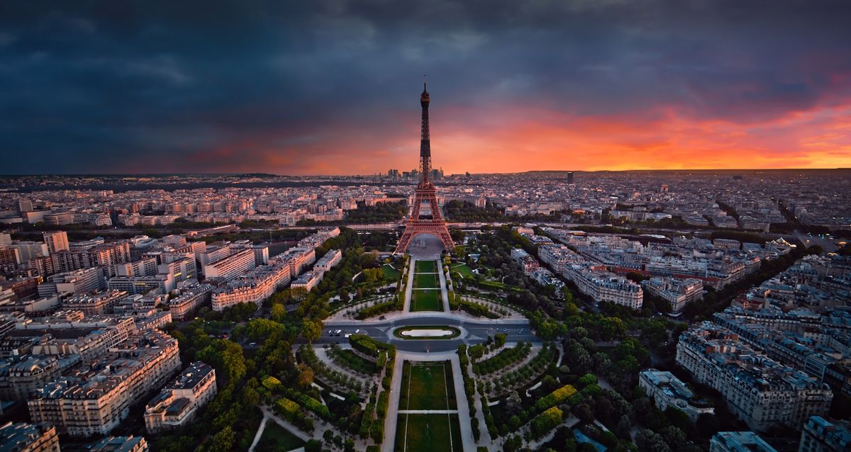 Eiffeltårnet over byen i Paris