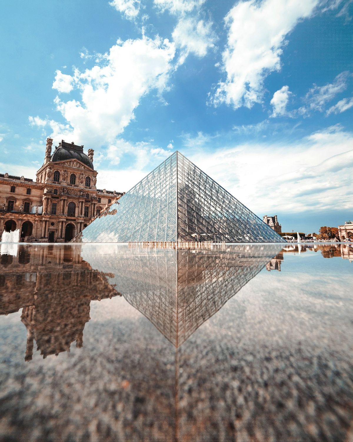 Glasspyramiden ved Louvre i Paris