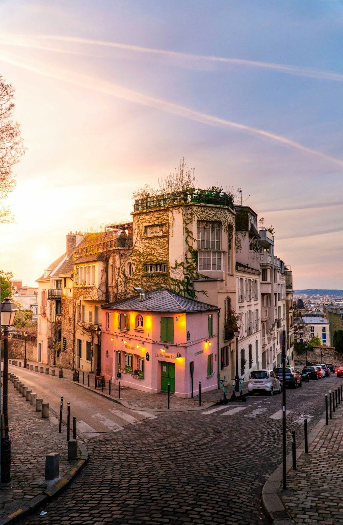 Folk i en brosteinsgate i Montmartre