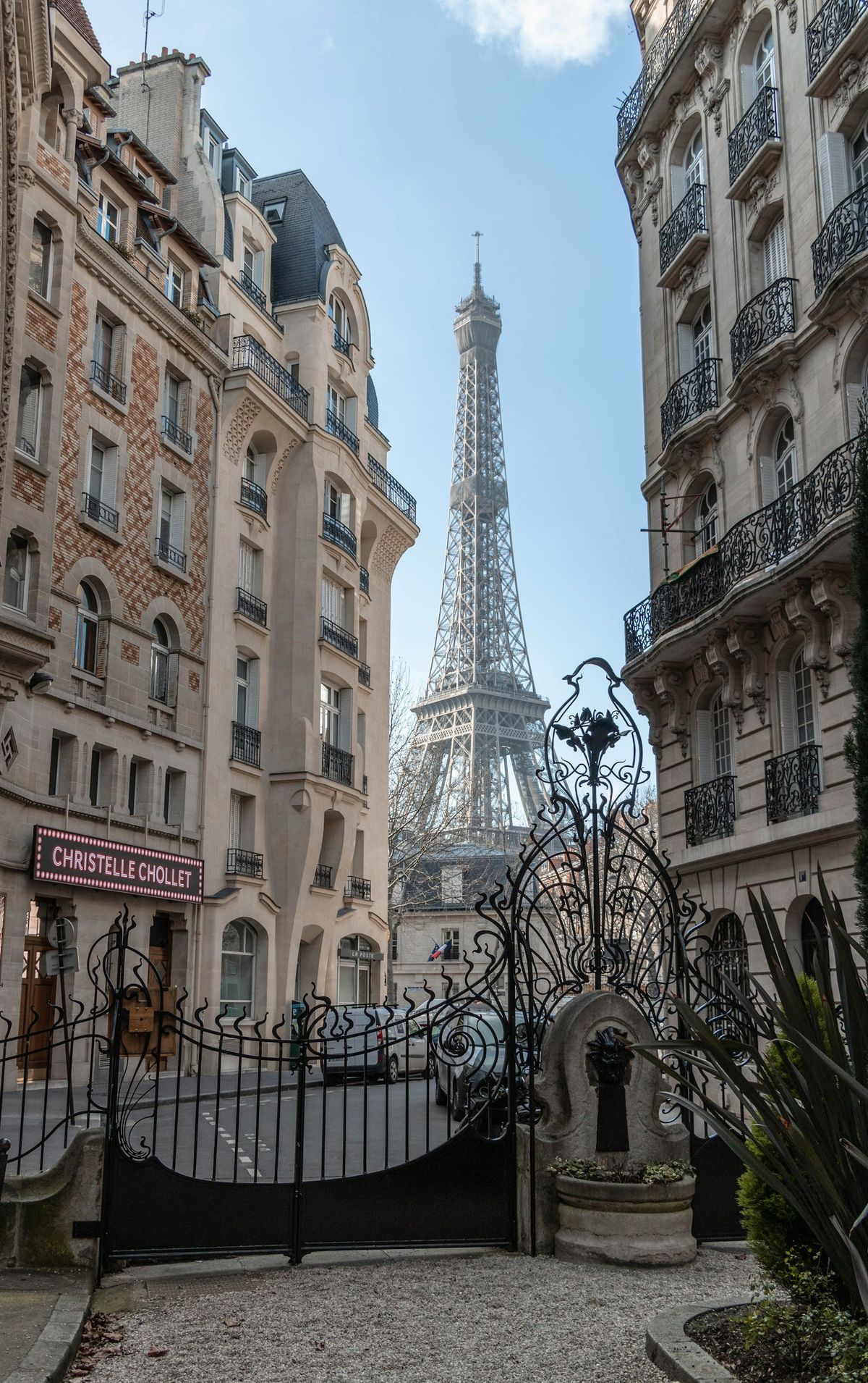 Smijernsgjerde ved bygning i Paris