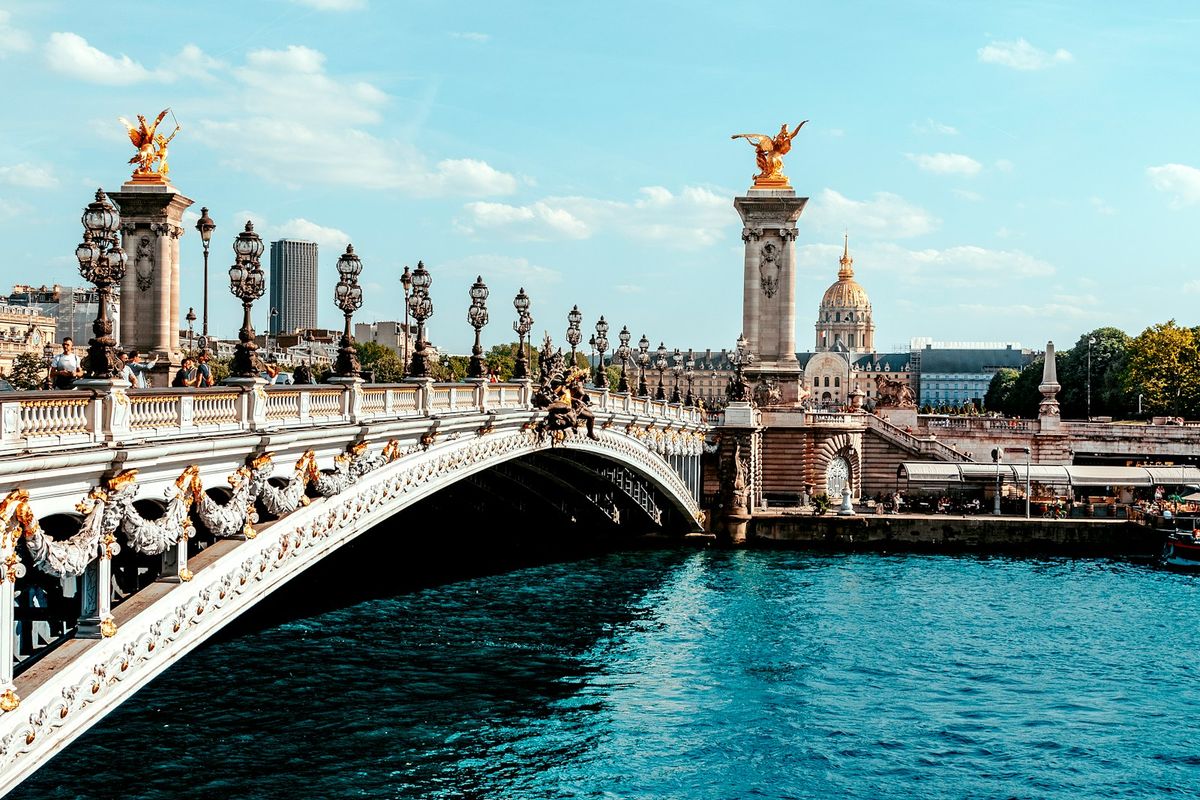Bro med skulptur over Seinen i Paris