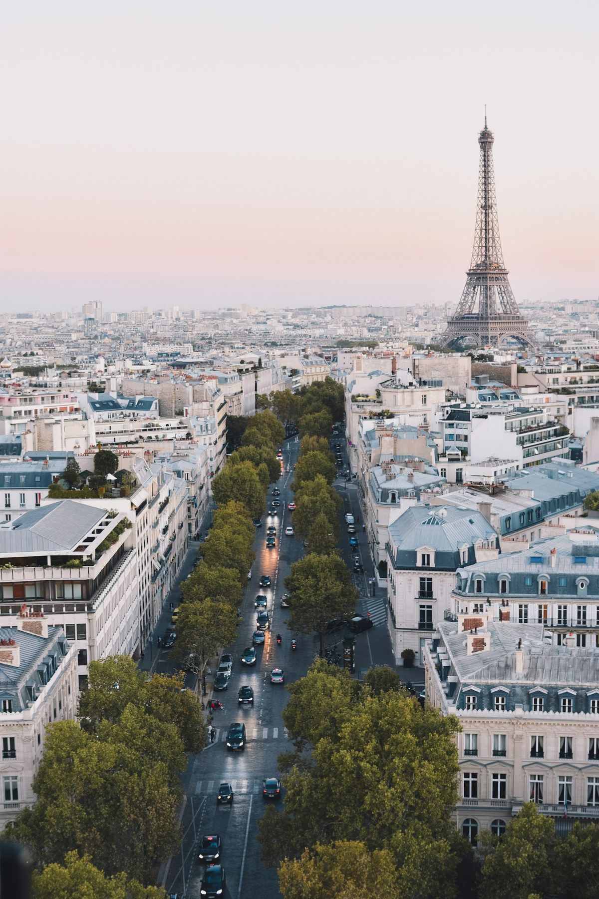 Travel gate i Paris med folk